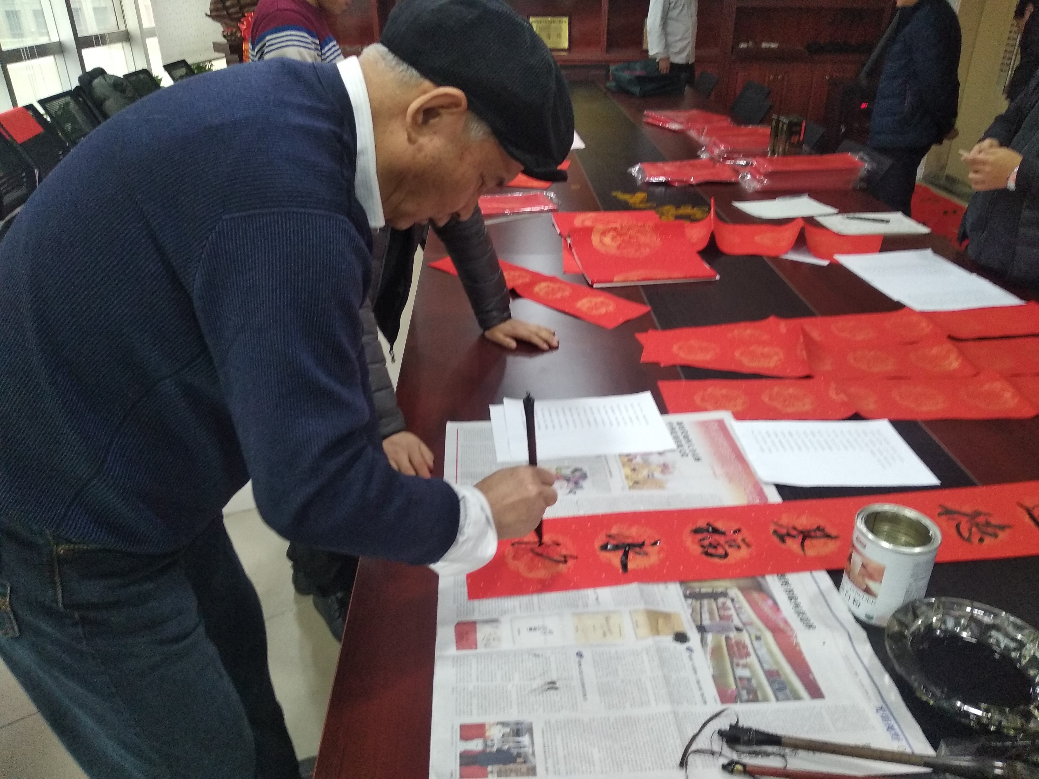 迎新春 送春聯(lián) 翰墨飄香暖人心