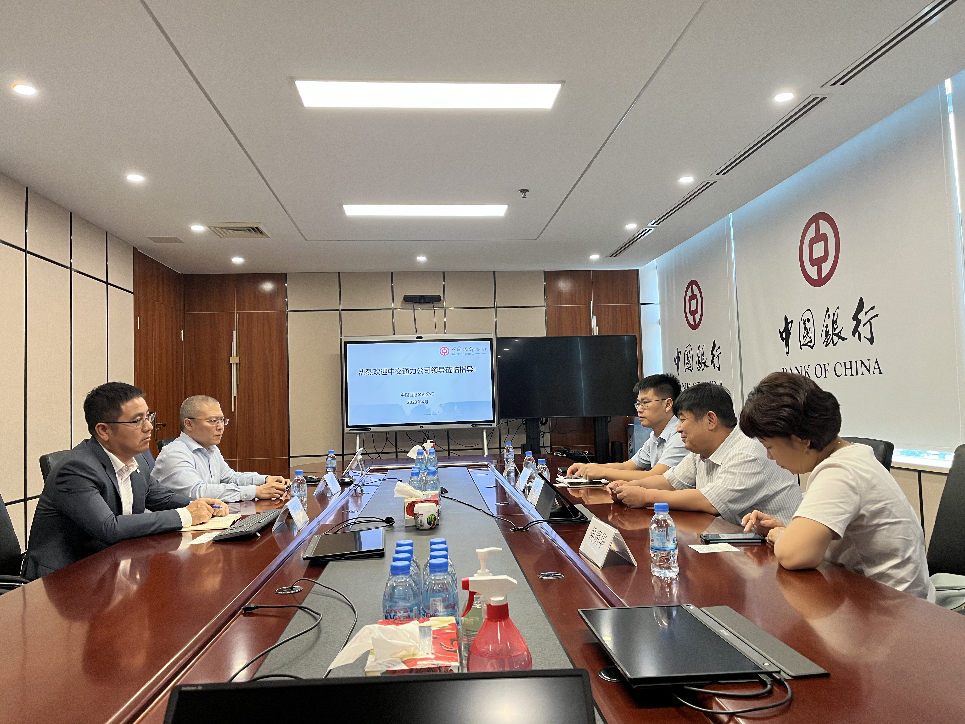 公司創(chuàng)始人孫忠弟一行與中國工商銀行金邊分行、 中國銀行（香港）金邊分行座談交流