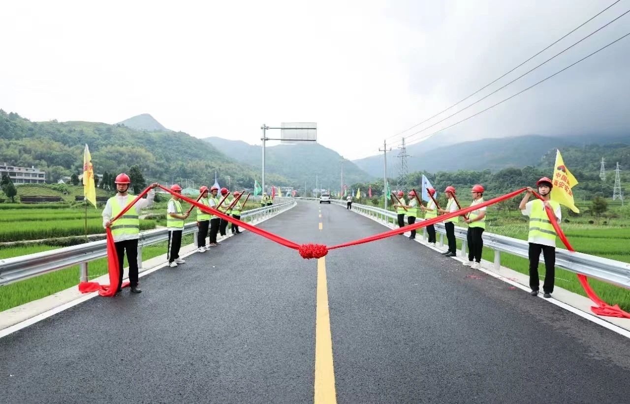 蒼南縣礬山至鳳陽(yáng)“四好農(nóng)村路”工程通過(guò)交工驗(yàn)收順利通車(chē)